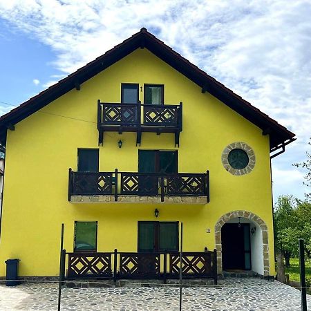 Yellow House Bran  Bagian luar foto