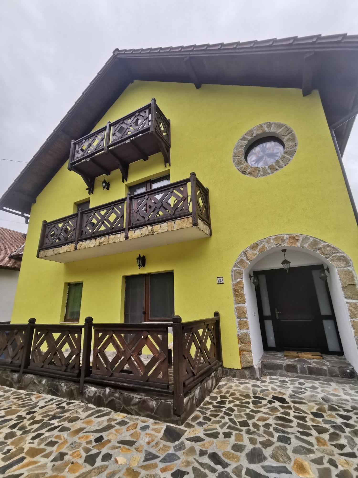 Yellow House Bran  Bagian luar foto