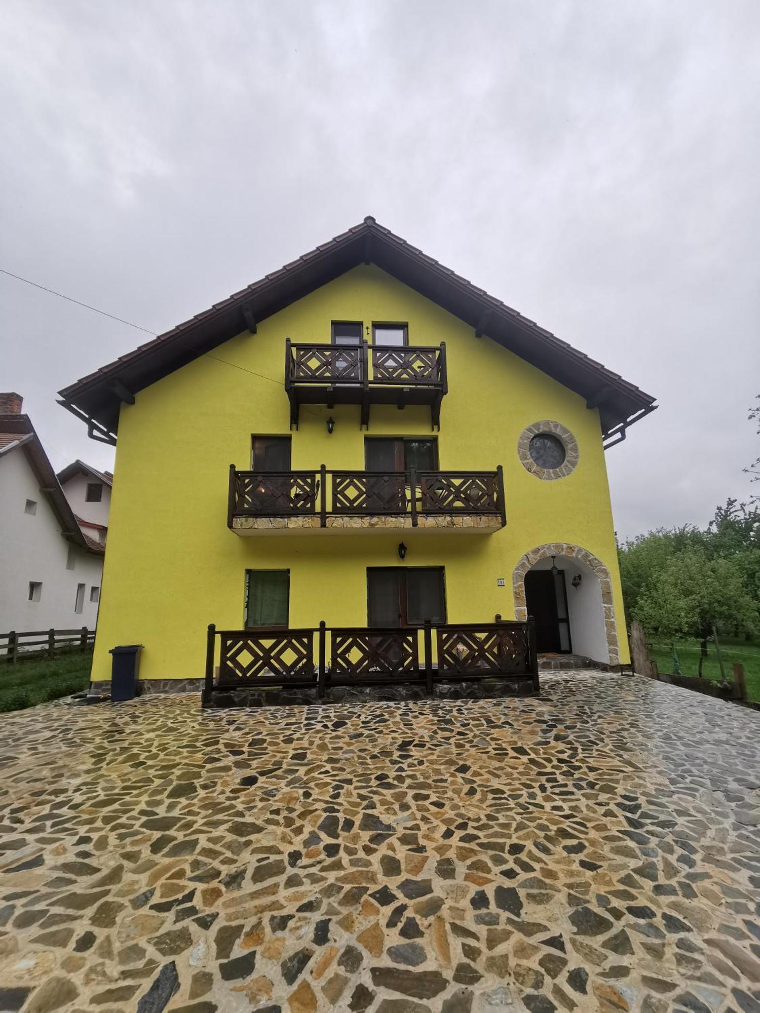 Yellow House Bran  Bagian luar foto