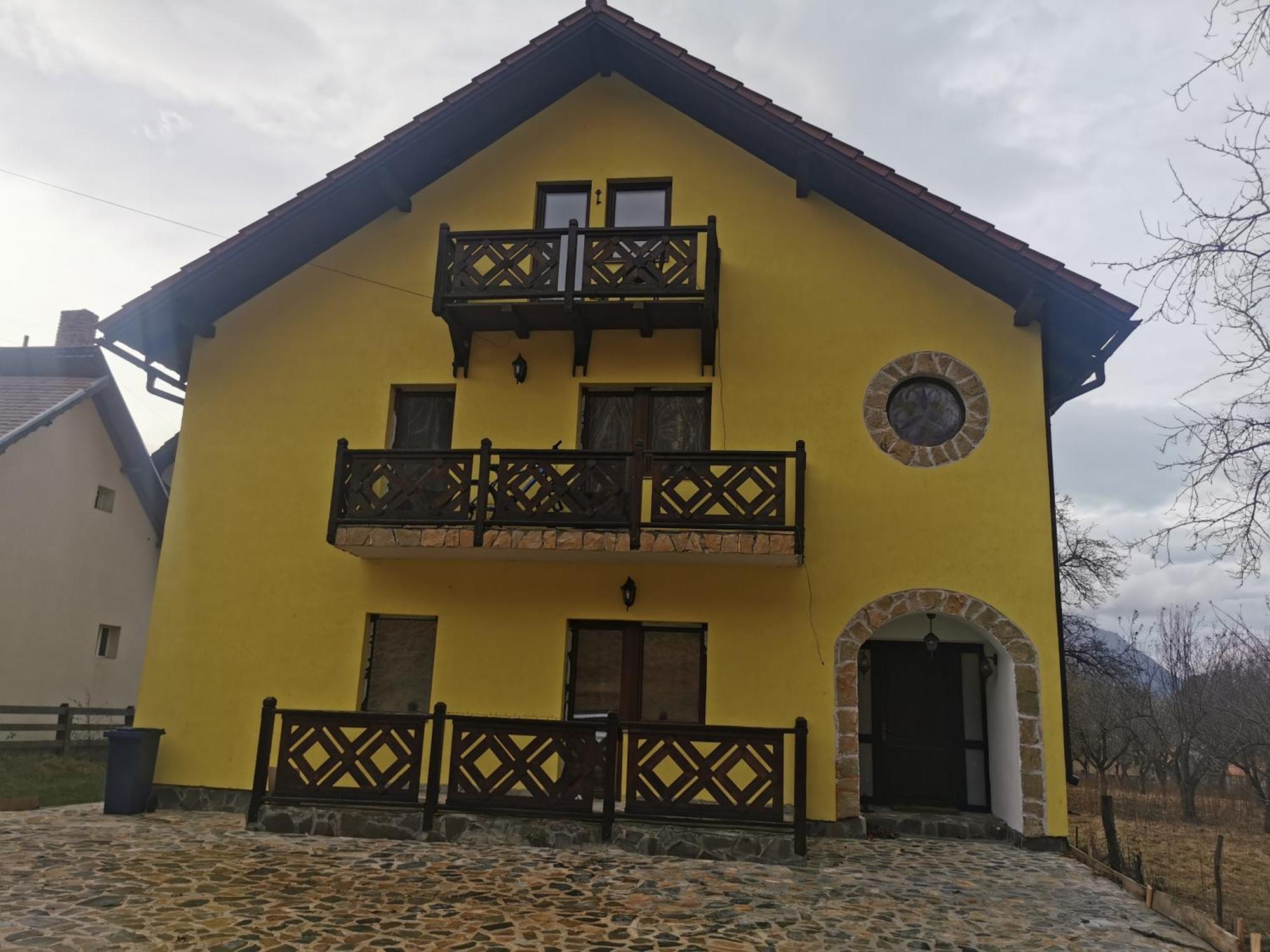 Yellow House Bran  Bagian luar foto