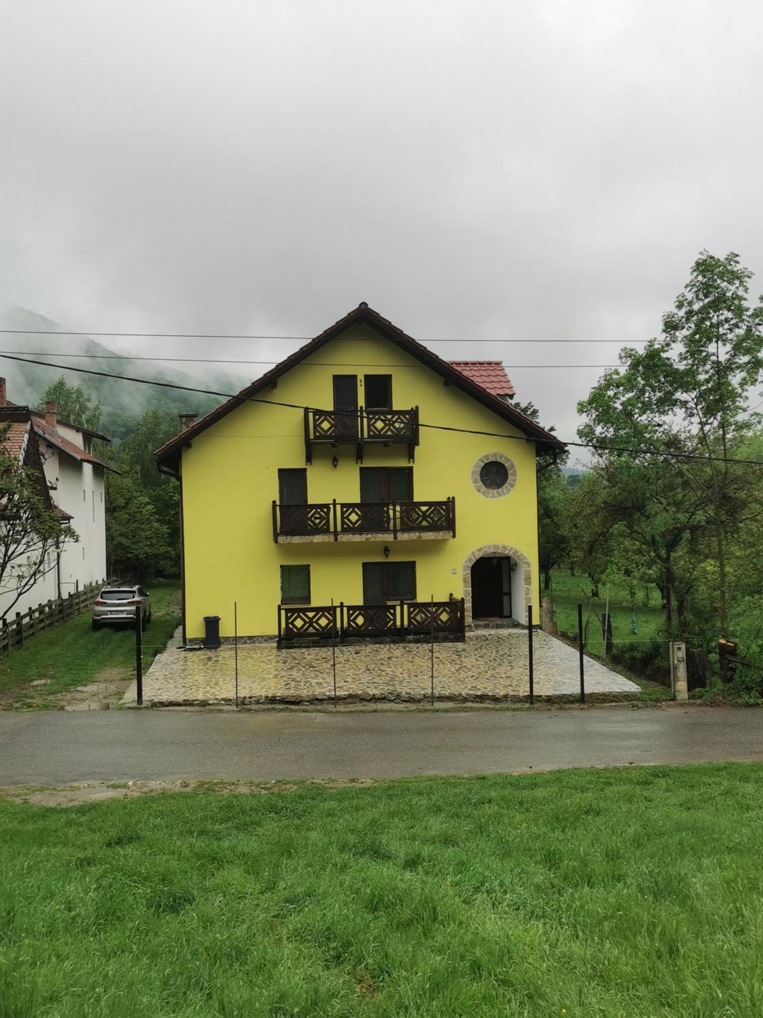 Yellow House Bran  Bagian luar foto