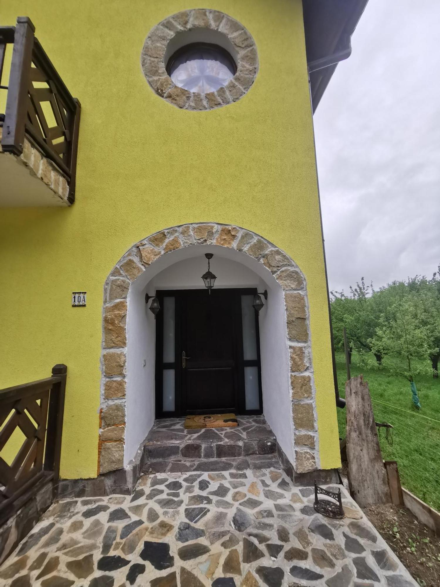 Yellow House Bran  Bagian luar foto
