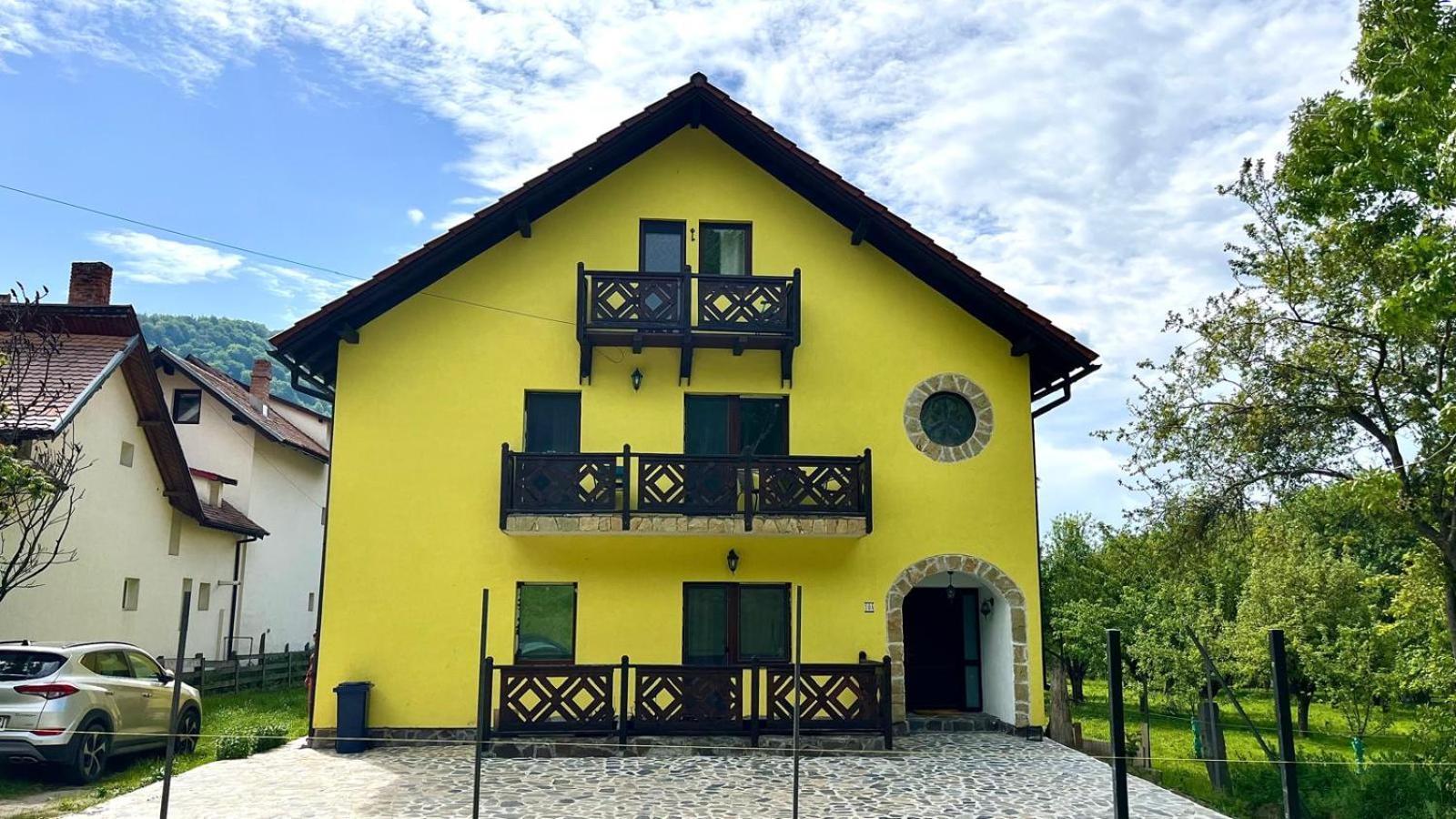 Yellow House Bran  Bagian luar foto